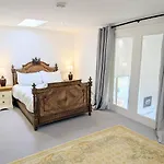 Salton Barns Apartamento *