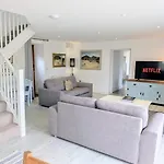Salton Barns Apartament *