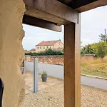 Salton Barns Apartament *